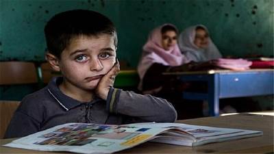 شواهد نشان می‌دهد که جدا از فقر، شاخص‌های غیراقتصادی مانند محرومیت فضای زندگی، معلولیت، سطح تحصیل والدین و کیفیت پایین آموزش از جمله مهم‌ترین شاخص‌های موثر در بازماندگی از تحصیل هستند. 
