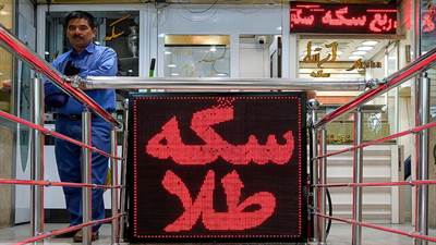 در پی رشد ۱۲۷ دلاری قیمت جهانی طلا و نوسانات نرخ ارز در داخل کشور، بهای سکه و طلا در بازار داخلی طی هفته اخیر با روندی افزایشی همراه شد.